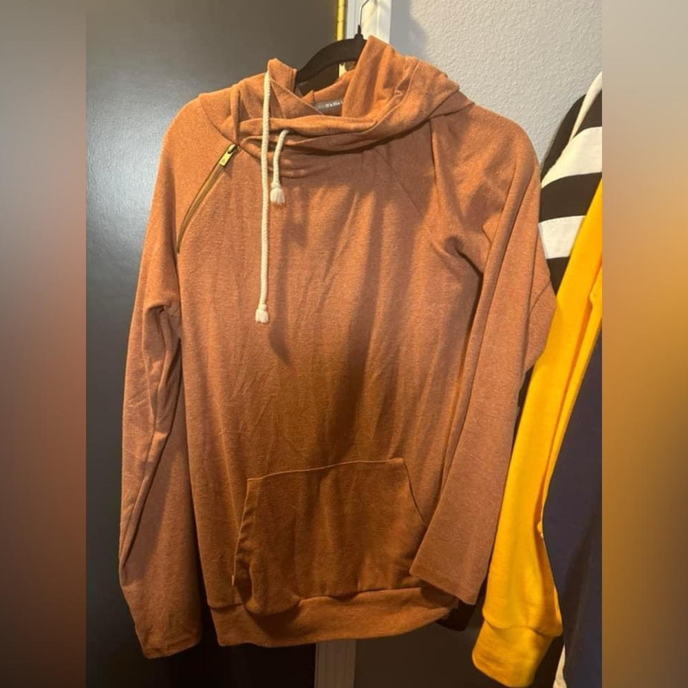 Small Rust Ampersand sweatshirt stretchy